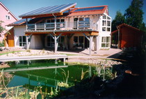 Solarhaus mit drei Wohnungen
